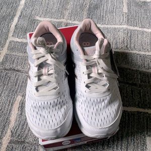 Women’s New Balance 847.
